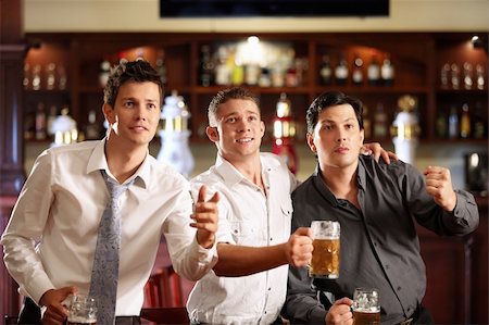 simsearch:400-04358892,k - Young men with a beer watching the match in the bar Foto de stock - Super Valor sin royalties y Suscripción, Código: 400-04322270