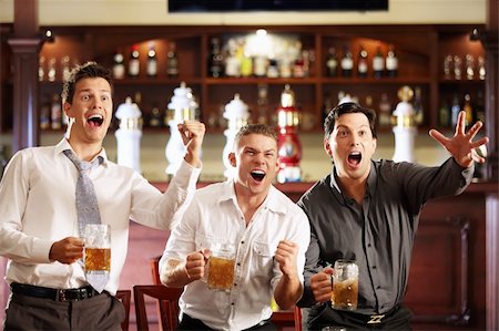 simsearch:400-04358892,k - Young men rejoice the victory of his team in a bar Foto de stock - Super Valor sin royalties y Suscripción, Código: 400-04322271