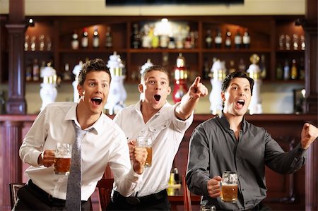simsearch:400-04358892,k - Three men with beer rejoice the victory of their favorite team in the pub Foto de stock - Super Valor sin royalties y Suscripción, Código: 400-04322272