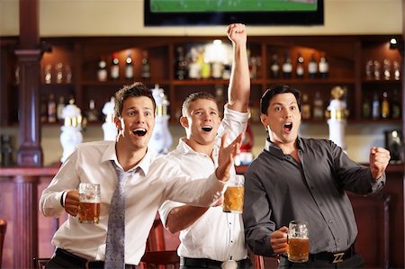 simsearch:400-04358892,k - Young people with beer watching football in a bar Foto de stock - Super Valor sin royalties y Suscripción, Código: 400-04336243