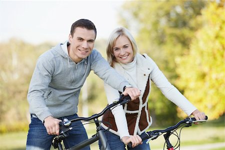 simsearch:400-05755734,k - Attractive couple on bicycles in the park Photographie de stock - Aubaine LD & Abonnement, Code: 400-04336535