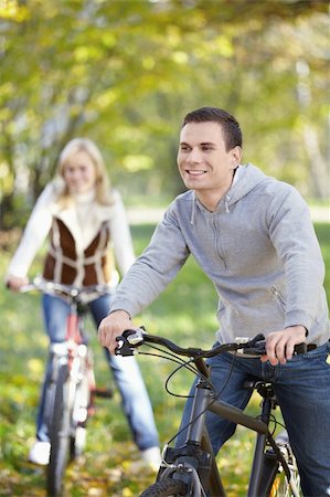 simsearch:400-05755734,k - Couple cycling in autumn park Photographie de stock - Aubaine LD & Abonnement, Code: 400-04336548