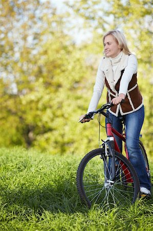 simsearch:400-05755734,k - A young girl on a bicycle in the autumn park Photographie de stock - Aubaine LD & Abonnement, Code: 400-04336561