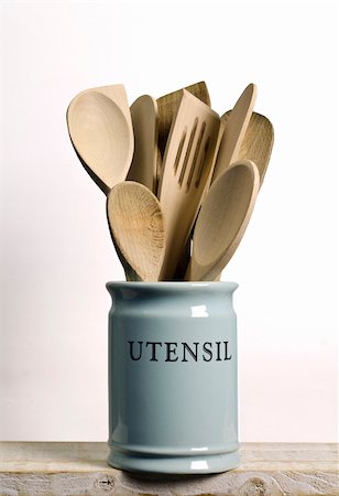 Kitchen cooking utensils; wooden spatulas etc in jar Photographie de stock - Aubaine LD & Abonnement, Code: 400-04339031