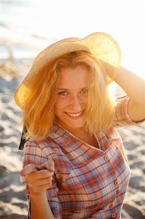 Portrait of beautiful blonde girl in cap. Outdoor photo. Photographie de stock - Aubaine LD & Abonnement, Code: 400-04349530