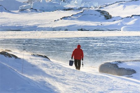 simsearch:400-04269017,k - Man goes fishing in a snowstorm. Antarctica Photographie de stock - Aubaine LD & Abonnement, Code: 400-04342255