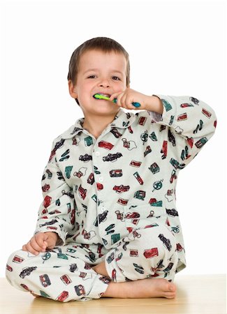 simsearch:400-04151137,k - Kid washing teeth wearing pajamas Photographie de stock - Aubaine LD & Abonnement, Code: 400-04354994