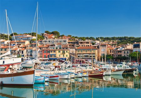 french riviera - The beautiful town of Cassis in the French Riviera photographed during a clear morning Foto de stock - Super Valor sin royalties y Suscripción, Código: 400-04356556