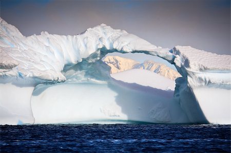 simsearch:400-04264043,k - Antarctic iceberg in the snow Foto de stock - Super Valor sin royalties y Suscripción, Código: 400-04368142