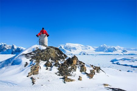 simsearch:400-04269017,k - Man in the Antarctica. Mountains in the background Photographie de stock - Aubaine LD & Abonnement, Code: 400-04368166