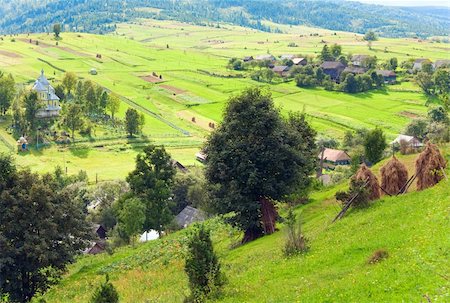 simsearch:400-05719580,k - Beautiful small mountain village on mountainside (Carpathian. Ukraine) Photographie de stock - Aubaine LD & Abonnement, Code: 400-04376644