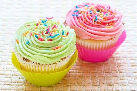 simsearch:400-04764403,k - Fresh vanilla cupcakes with strawberry and lime icing on woven placemat background Stock Photo - Budget Royalty-Free & Subscription, Code: 400-04376798