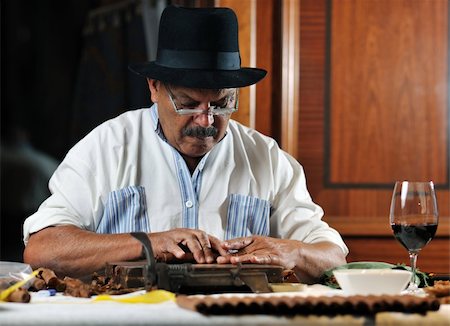 older senior man making luxury handmade cuban cigars Foto de stock - Super Valor sin royalties y Suscripción, Código: 400-04377019