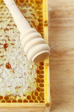 simsearch:400-05135233,k - wooden box with natural honeycombs and honey Foto de stock - Super Valor sin royalties y Suscripción, Código: 400-04378220