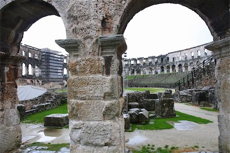simsearch:400-04973124,k - The inside of the ruins of the coloseum in Pula, Croatia Stock Photo - Budget Royalty-Free & Subscription, Code: 400-04379229