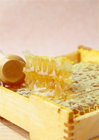 simsearch:400-05135233,k - wooden box with natural honeycombs and honey Foto de stock - Super Valor sin royalties y Suscripción, Código: 400-04370496