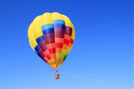 simsearch:400-06642893,k - balloon colorful vivid colors in blue sky flying ship Foto de stock - Super Valor sin royalties y Suscripción, Código: 400-04370921