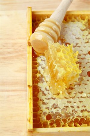 simsearch:400-05135233,k - wooden box with natural honeycombs and honey Foto de stock - Super Valor sin royalties y Suscripción, Código: 400-04371063