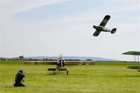 simsearch:400-04072400,k - WW1 soldier aiming enemy airplane Stock Photo - Budget Royalty-Free & Subscription, Code: 400-04372913