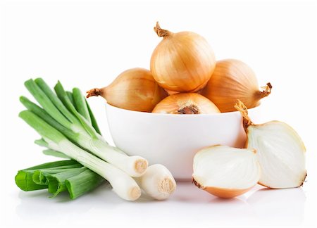 simsearch:400-04211564,k - onions vegetables in white plate with cut isolated on white background Photographie de stock - Aubaine LD & Abonnement, Code: 400-04389758