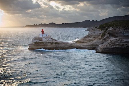 simsearch:400-06641969,k - Red lighthouse on rocks in Bonifacio, Corsica, France Foto de stock - Super Valor sin royalties y Suscripción, Código: 400-04382296