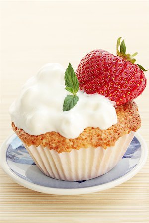 simsearch:400-05173009,k - cake with the cream and the strawberries Stock Photo - Budget Royalty-Free & Subscription, Code: 400-04397350