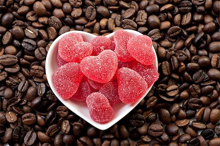 Red heart shaped jelly sweets and coffee bean background Foto de stock - Super Valor sin royalties y Suscripción, Código: 400-04399005