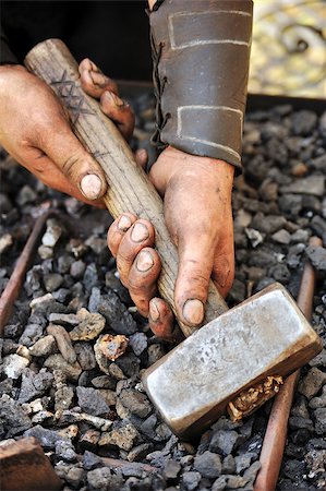 simsearch:400-06560568,k - Detail of dirty hands holding hammer - blacksmith Photographie de stock - Aubaine LD & Abonnement, Code: 400-04399263