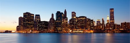 simsearch:400-05739630,k - New York - Panoramic view of Manhattan Skyline by night Photographie de stock - Aubaine LD & Abonnement, Code: 400-04390596