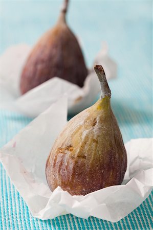 simsearch:824-07586124,k - Delicious fresh figs on a blue background. Studio shot. Stock Photo - Budget Royalty-Free & Subscription, Code: 400-04390652