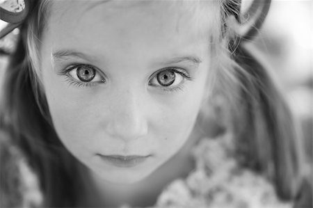 Portrait of a sad  little girl close-up Foto de stock - Super Valor sin royalties y Suscripción, Código: 400-04391681