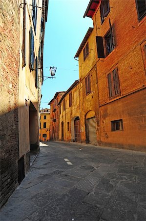 simsearch:400-06065362,k - Narrow Alley With Old Buildings In Italian City of Siena Photographie de stock - Aubaine LD & Abonnement, Code: 400-04393139