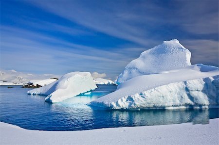 simsearch:400-04264043,k - Beautiful big antarctic iceberg in the snow Foto de stock - Super Valor sin royalties y Suscripción, Código: 400-04393415