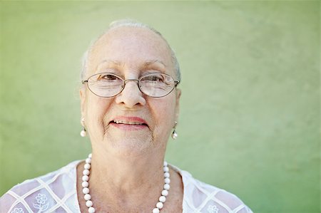simsearch:400-06142278,k - portrait of senior caucasian woman looking at camera against green wall and smiling. Horizontal shape, copy space Stock Photo - Budget Royalty-Free & Subscription, Code: 400-04404907