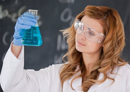 simsearch:400-09011632,k - Beautiful female scientist looking at a flask in a laboratory Stock Photo - Budget Royalty-Free & Subscription, Code: 400-04405523