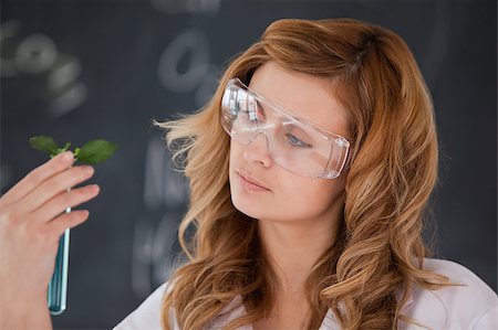 simsearch:400-09011632,k - Attractive female scientist conducting an experiment in a lab Stock Photo - Budget Royalty-Free & Subscription, Code: 400-04405887