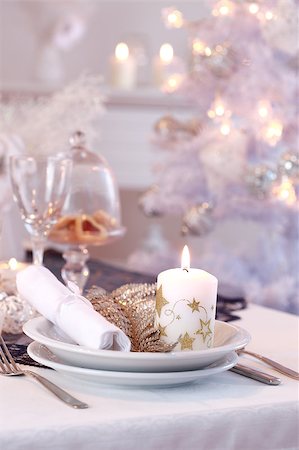 simsearch:400-05693119,k - Place setting for Christmas in white Stock Photo - Budget Royalty-Free & Subscription, Code: 400-04406206