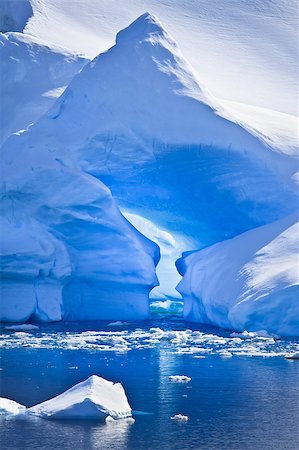 simsearch:400-04264043,k - Antarctic iceberg in the snow Foto de stock - Super Valor sin royalties y Suscripción, Código: 400-04400244