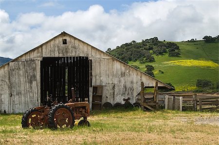 photos old barns - Old wooden barn with rusted tractor sitting out front. Foto de stock - Super Valor sin royalties y Suscripción, Código: 400-04402496