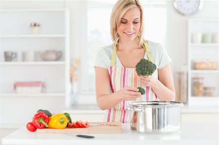simsearch:400-05740111,k - Woman cooking broccoli in the kitchen Stock Photo - Budget Royalty-Free & Subscription, Code: 400-04417671