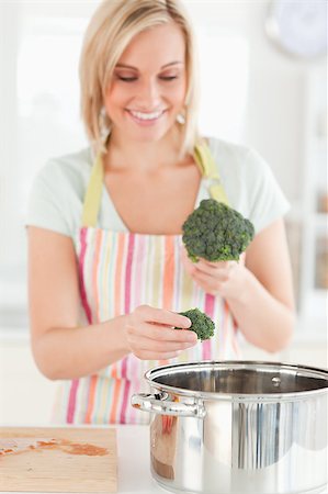 simsearch:400-05740111,k - Close up of a woman cooking broccoli in the kitchen Stock Photo - Budget Royalty-Free & Subscription, Code: 400-04417693