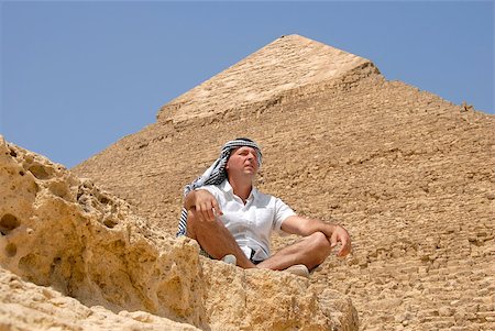 simsearch:400-04121488,k - caucasian man tourist in arabic kerchief sitting by pyramids on Giza in Egypt Foto de stock - Super Valor sin royalties y Suscripción, Código: 400-04418065