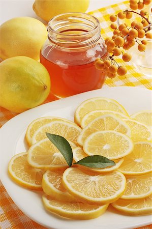 simsearch:400-05135233,k - lemon on the plate with the honey Foto de stock - Super Valor sin royalties y Suscripción, Código: 400-04420367