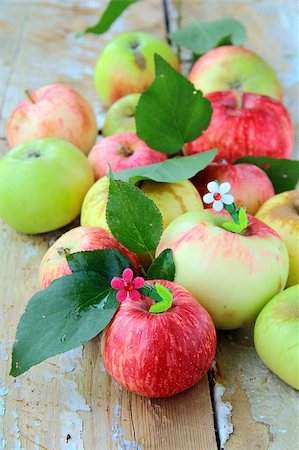 simsearch:400-07096505,k - Red,green and yellow apples with leaves on wooden table Stock Photo - Budget Royalty-Free & Subscription, Code: 400-04422585