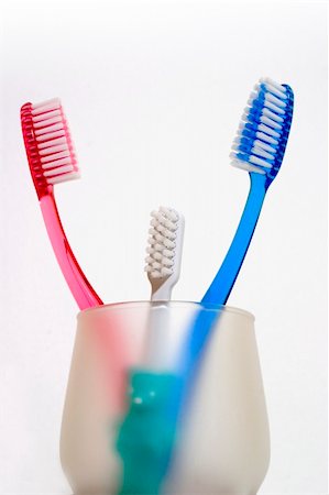 simsearch:400-04151135,k - family of toothbrushes in a cup isolated against white! Stock Photo - Budget Royalty-Free & Subscription, Code: 400-04434347