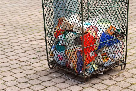 simsearch:400-04407139,k - Metal mesh garbage bin in a city park Stock Photo - Budget Royalty-Free & Subscription, Code: 400-04437484