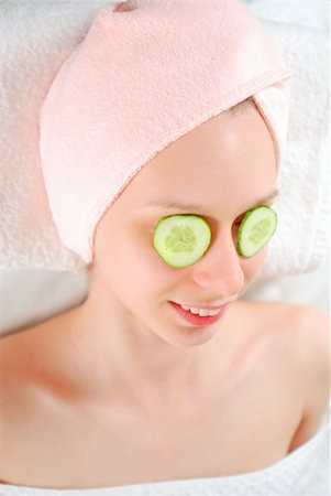 simsearch:400-06137898,k - Woman laying on towel with cucumbers on her eyes Foto de stock - Super Valor sin royalties y Suscripción, Código: 400-04439002