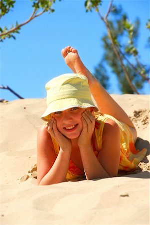 preteen girl feet - Young girl in yellow hat lying on top of a sand dune Foto de stock - Super Valor sin royalties y Suscripción, Código: 400-04439093