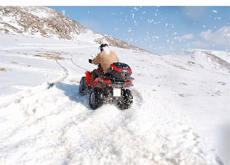 Man riding quad in mountain snow Photographie de stock - Aubaine LD & Abonnement, Code: 400-04443334