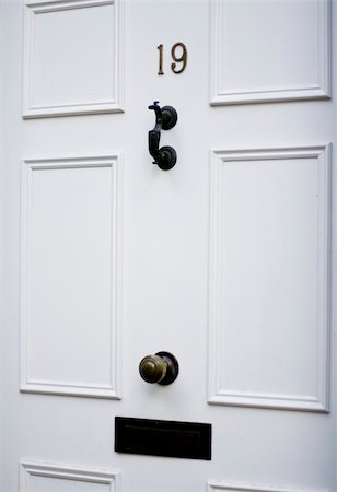 Classical white british front door with knocker Photographie de stock - Aubaine LD & Abonnement, Code: 400-04458297